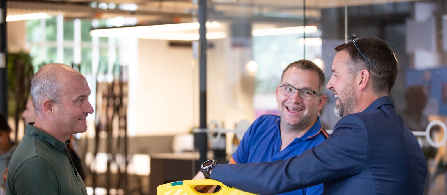 Bas Snels, businesscoach Bedrijfsfinanciering bij Midpoint Brabant, in gesprek met twee deelnemers van de Financieringstafel.