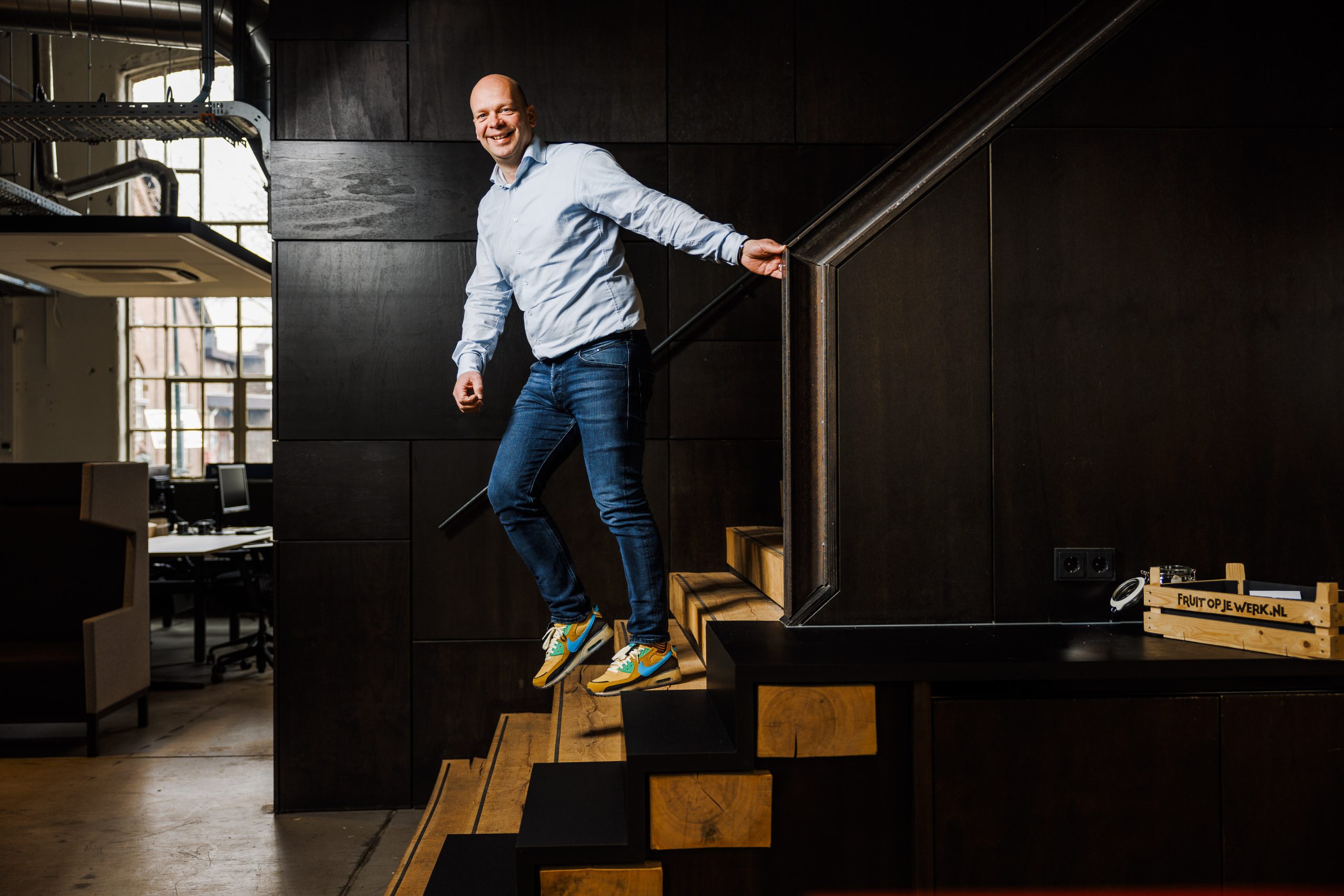 team-portret August de vocht op trap bij Midpoint Brabant Services