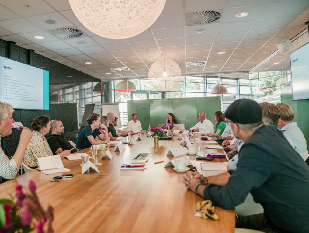 Up new mensen rondom tafel in bespreking